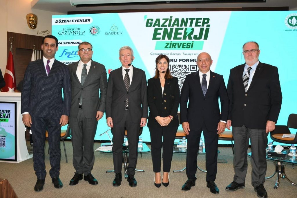 Akaryakıt Sektörüne Bakış Paneli Sonrası Fotoğraf Soldan Sağa: GABDER Başkanı Mehmet Ergün Demir - EPDK Başkan Yardımcısı: Yılmaz Tamer - TOBB Türkiye Petrol Ürünleri Sanayi Meclisi Başkanı: Ahmet Erdem - ADER Başkan Yardımcısı: Nergiz Kadooğlu Çifçi - Petrol Ürünleri İşveren Sendikası Genel Başkanı: İmran Okumuş - Türkiye Akaryakıt Bayileri Petrol ve Gaz Şirketleri İşveren Sendikası Başkanı: Murat Bilgin